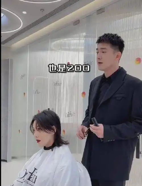 理发师肯定会问顾客需要剪什么发型,然后问她需要剪哪里,而林更新拿