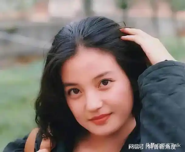 赵薇母亲魏启颖儿子离婚分走52亿女儿消失荧屏丈夫也去世