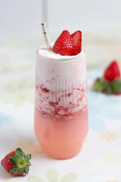 在家自制草莓优乳酪,酸甜美味超好喝,15块钱做出3大杯,超划算