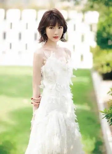 毛晓彤穿搭风格大转变,黑色亮片裙性感撩人