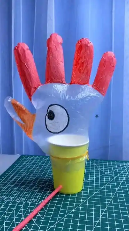 #手工制作#用一次性手套给孩子做好玩的大公鸡-度小视