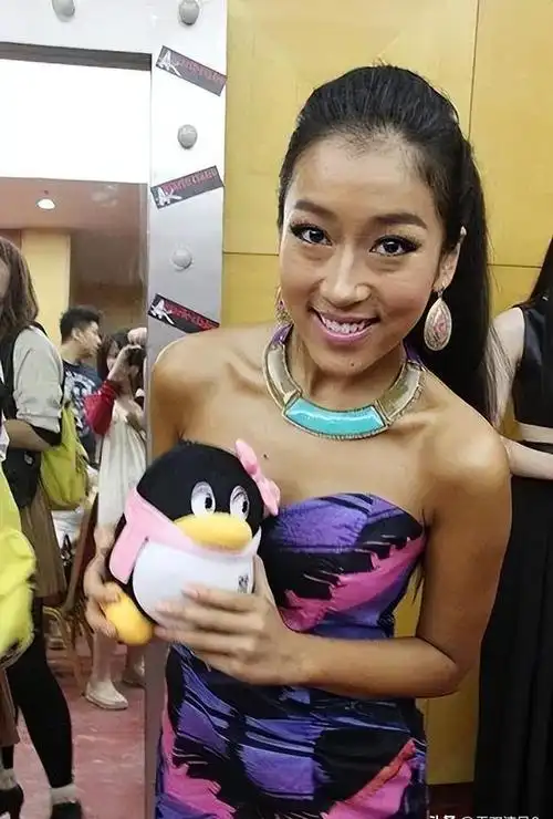 刘欢夫妇办家宴,吉克隽逸穿着暴露引反感,遭诸多网友抨击没教养