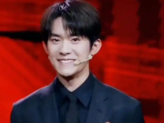 【易烊千玺】他一脸骄傲地介绍着他的"小姑娘们"