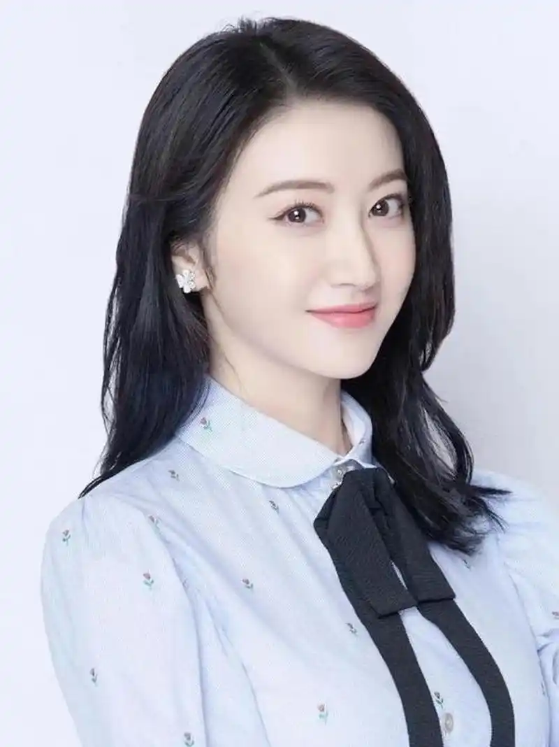 景甜也是备受瞩目的,演艺特别的丰富,风格独特,长相优美,在感情生活很