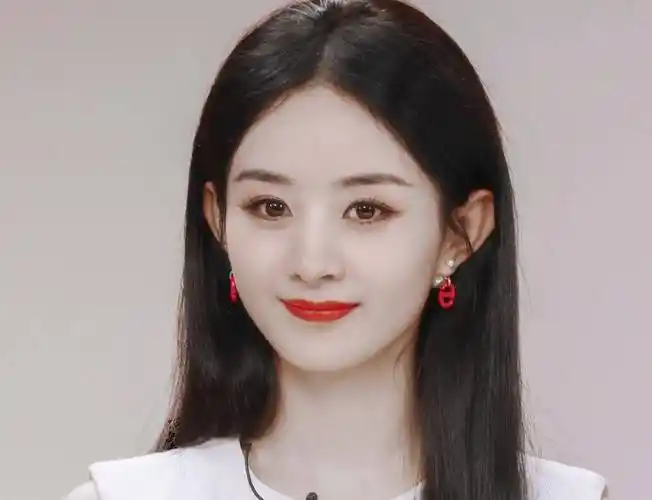 赵丽颖出镜尽显憔悴,眼角纹清晰,被指似戴假发,精修生图反差大_网友