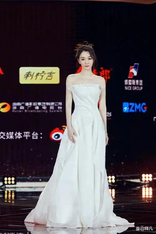 47岁李小冉穿白色抹胸长裙窈窕动人!雪肤玉貌美到发光