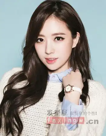 标签: 成熟女性发型 葛天晒长发披肩照 扎小辫子发型