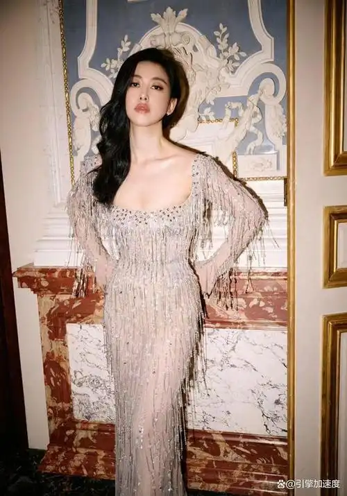 她连续七年跻身"全球最美100张面孔"榜单,其具有东方特色的面容极富