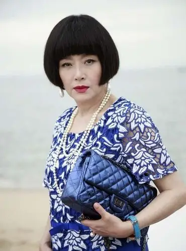 恬妞还有很多格外时髦,亮眼的装扮,比较挑人也稍显夸张,但个人风格