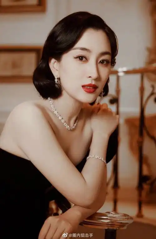 马苏金像奖造型绝了呀,黑色抹胸裙真的是魅力十足……|抹胸裙|马苏