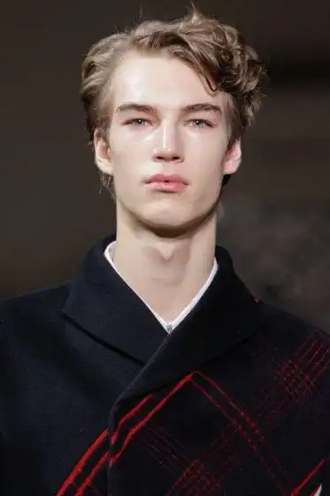 沙宣打造xander zhou叛逆贵族伦敦男装周卷发抬"头"