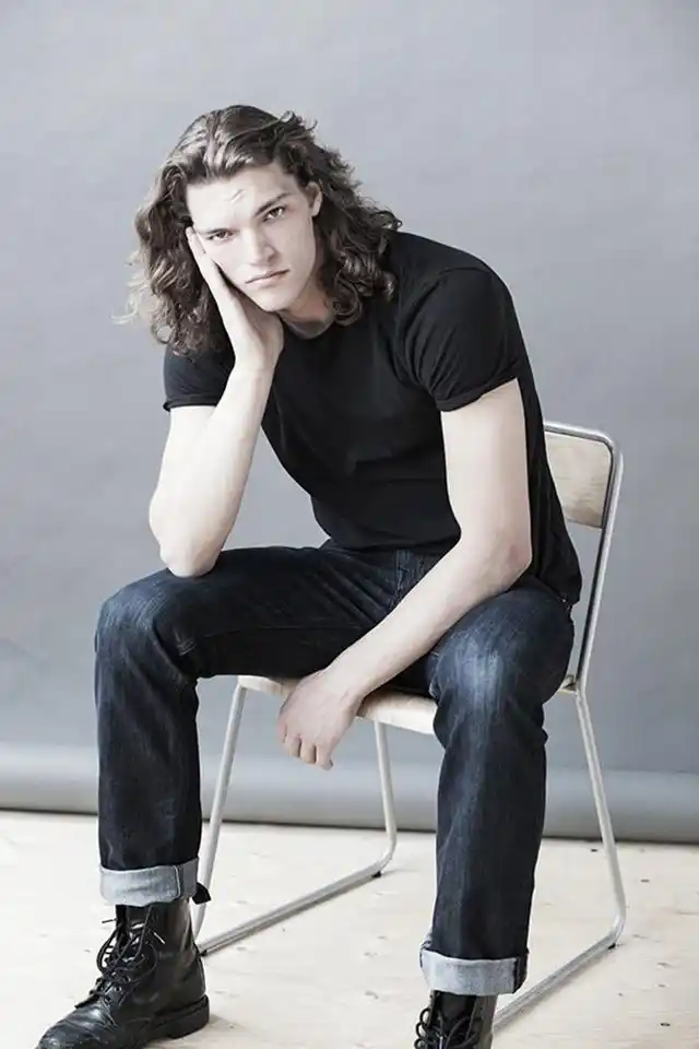 加拿大186的鲜肉级男模肌肉健硕,散发着原始的男性魅力