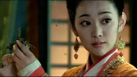 倾世皇妃:馥雅认出母亲的凤头钗,却被杜莞抢走,打了杜莞一巴掌