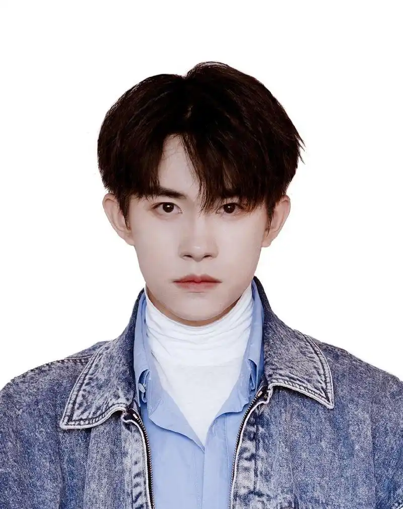 易烊千玺新闻191117易烊千玺伪证件照系列芳心纵火犯无疑