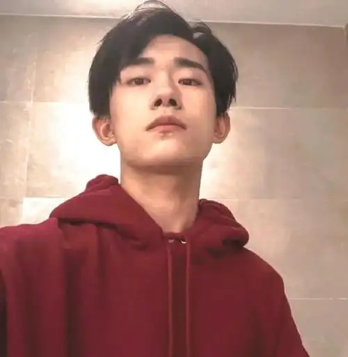 易烊千玺怼脸自拍合集