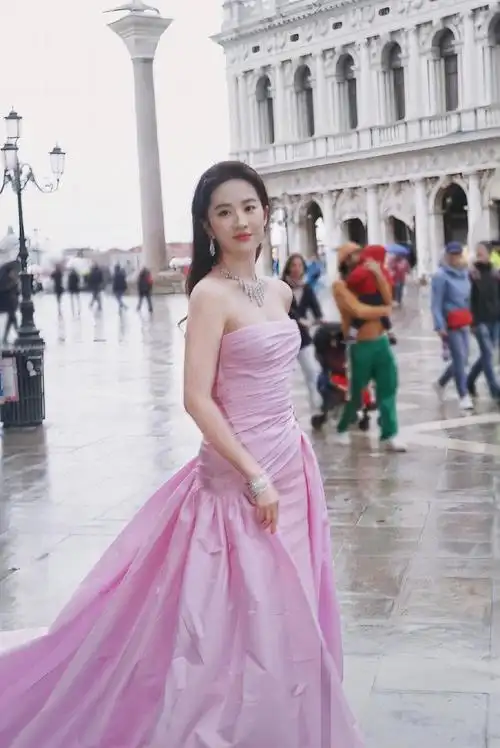 威尼斯宝格丽大秀上 刘亦菲出现备受关注 神仙姐姐不愧是神仙姐姐