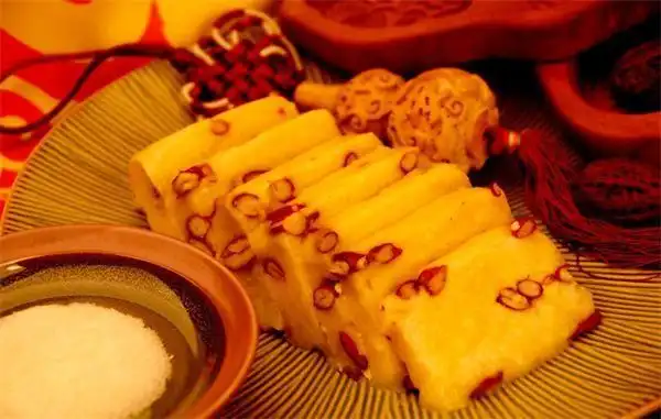 【湖南:年糕】春节第一餐要吃"年糕",意为"一年更比一年好",而少部分