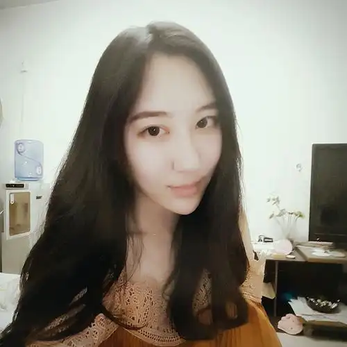 长脸中庭长鼻子大的女生适合什么发型