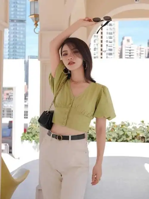 不要低估155cm的女生,泡泡袖上衣配高腰裤,用日常穿搭偷偷长高