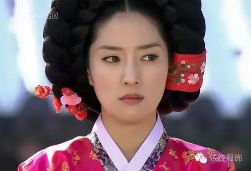 "唐只"是朝鲜语发带的音译,朝鲜很多发型都会用唐只来装饰,比较常见的