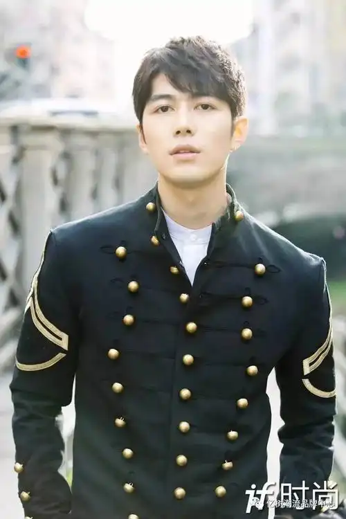 陈学冬身穿ports 1961演绎街拍,飒爽的军装设计将他的身姿衬托的更
