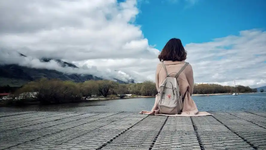 晒一个美腻的背影