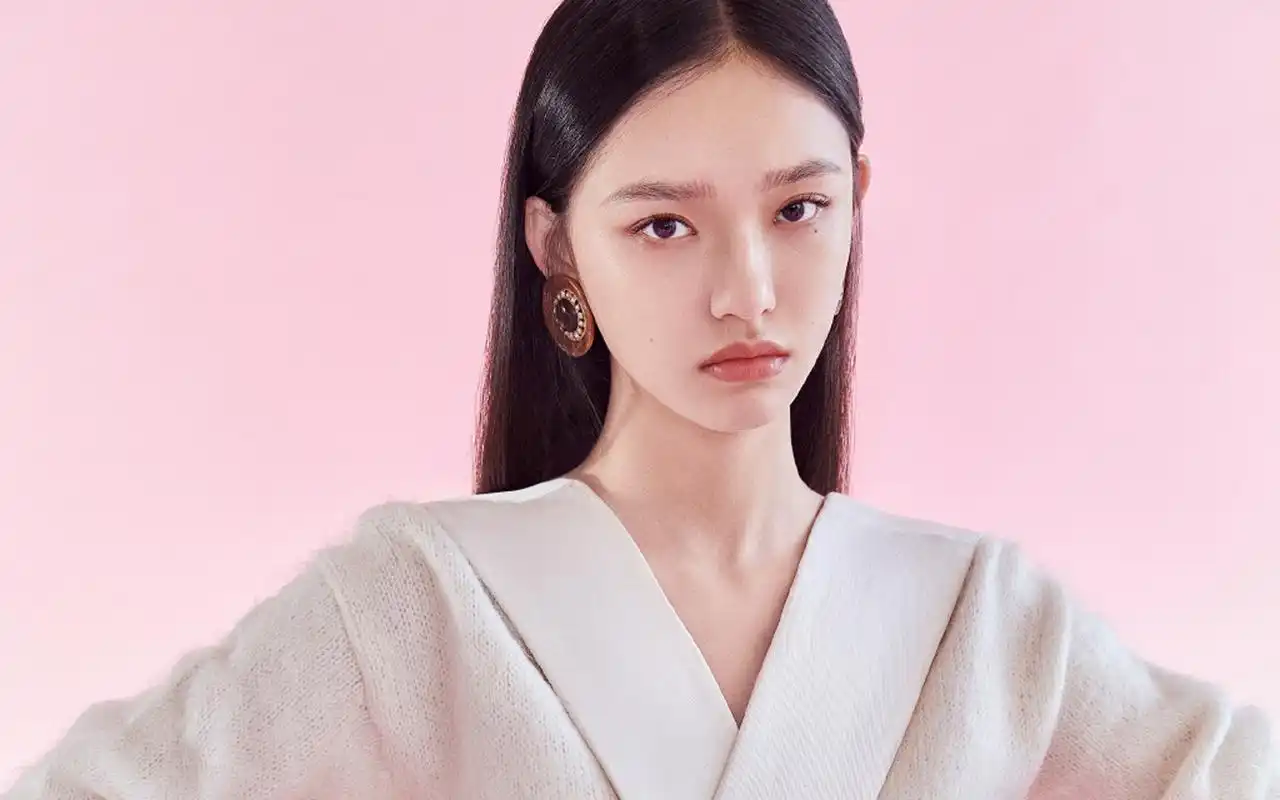 林允时尚百变写真桌面壁纸