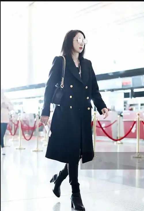 董璇短发造型气场强大黑长款大衣紧身裤好身材尽显