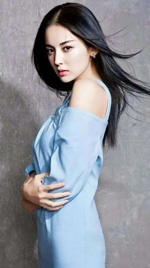 疑似否认与张翰复合《偶像来了》被大家熟知的古力娜扎,又因曝出和