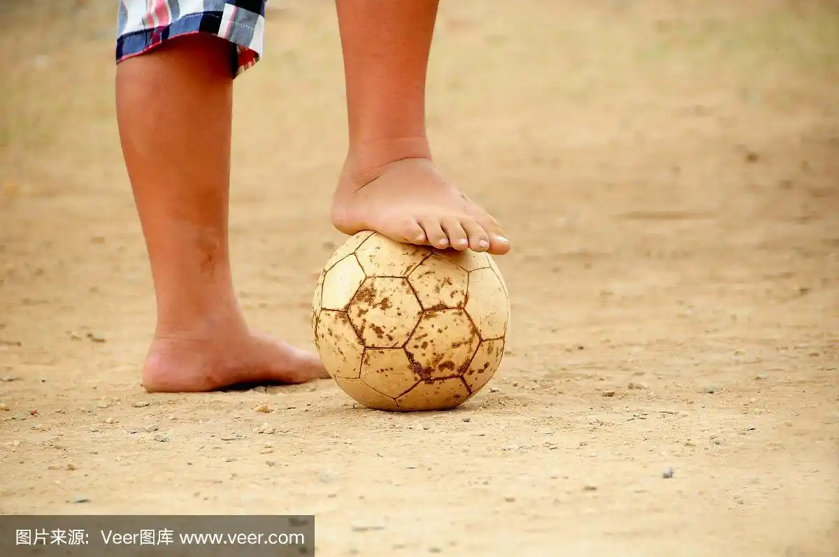 可怜的孩子赤脚踢足球