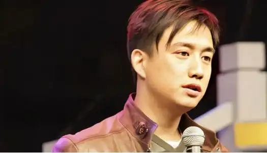 助教的黄磊,依然将书卷熟男的气质拿捏得稳稳的,吸引了一大票老少粉丝