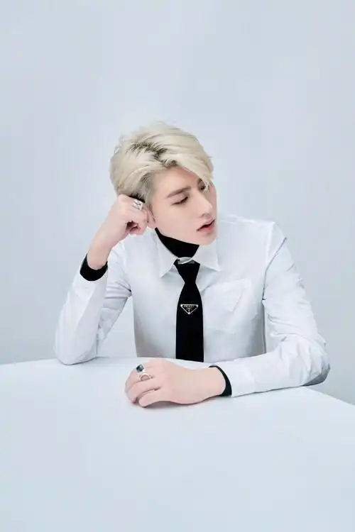 蔡徐坤银发冷俊酷帅 尽显时尚风范