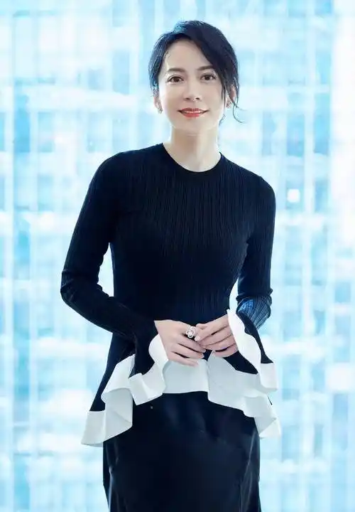 俞飞鸿黑色look套装连衣裙穿搭,显小20岁,时尚又减龄的穿搭技巧_气质