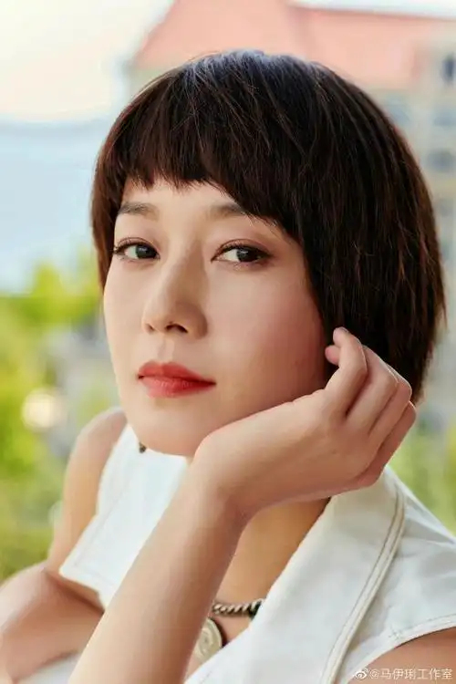 马伊琍节目新造型,穿白色无袖长裙,留短发清爽干练|发型|穿搭_网易