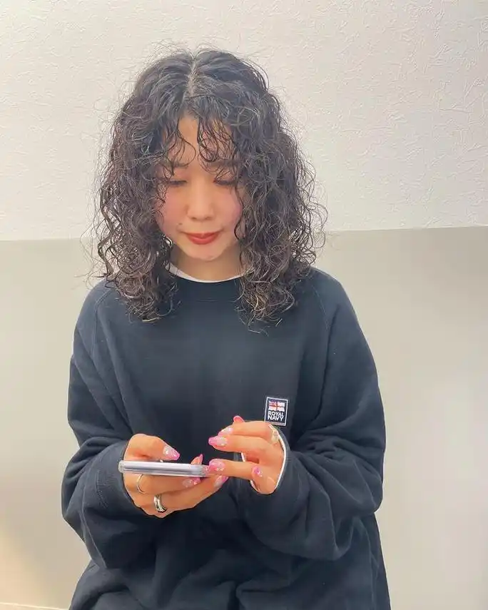 头发细软少,就选全头卷烫发,显发量又洋气