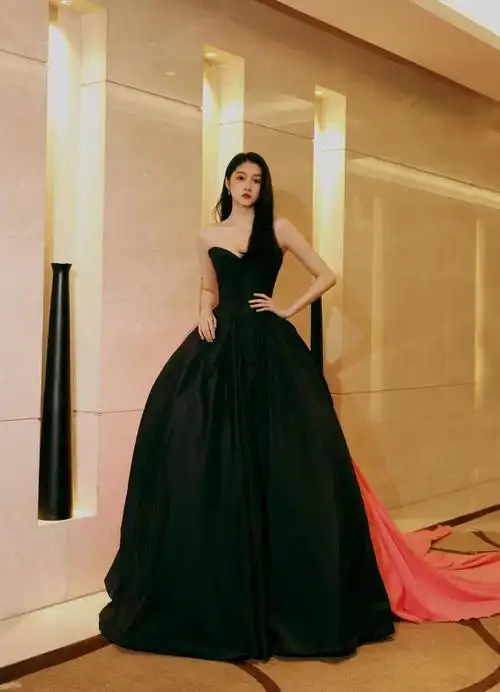 关晓彤新照曝光,穿黑色抹胸长裙礼服,秀发披肩妩媚动人
