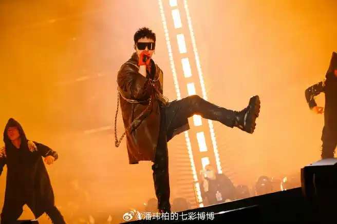 潘玮柏超话#潘玮柏狂爱巡回演唱会#  这是一条简单粗暴的福利博97