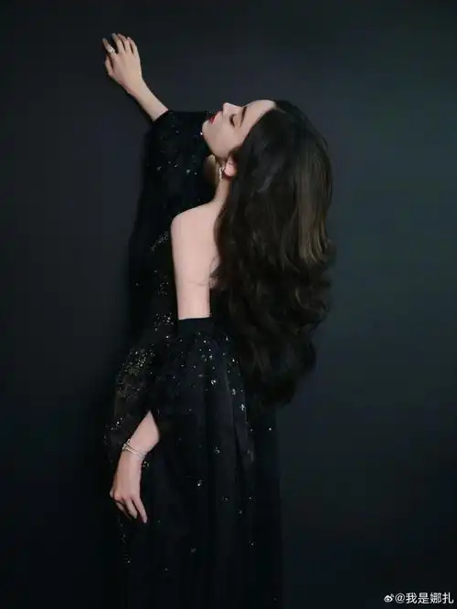 娜扎身穿tony ward 2022春夏定制系列亮相#微博视界大会#红毯,黑色