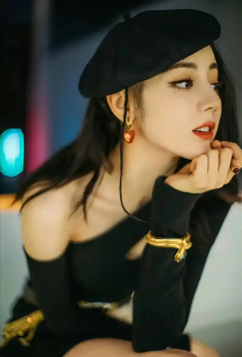 顶级壁纸〕盛世美颜这个秋天不会冷,迪丽热巴经典来袭,喜欢的 - 抖