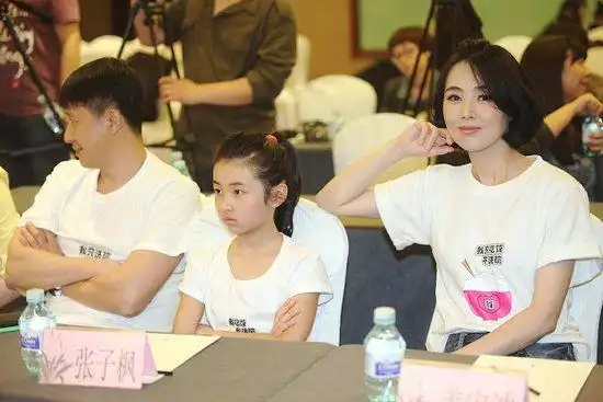 剧中张国强,姜宏波,张子枫出演一家三口.