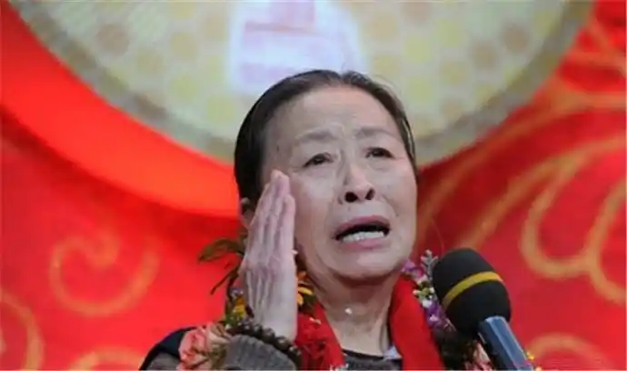 张少华带着红卫兵打断了新凤霞的腿导致新凤霞终身残疾