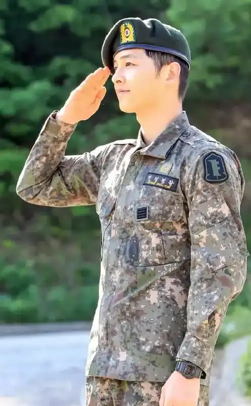 宋仲基最新路透穿军装训练!