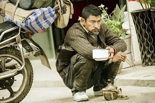 心酸!《失孤》刘德华蹲地啃饭盒邋遢又落魄