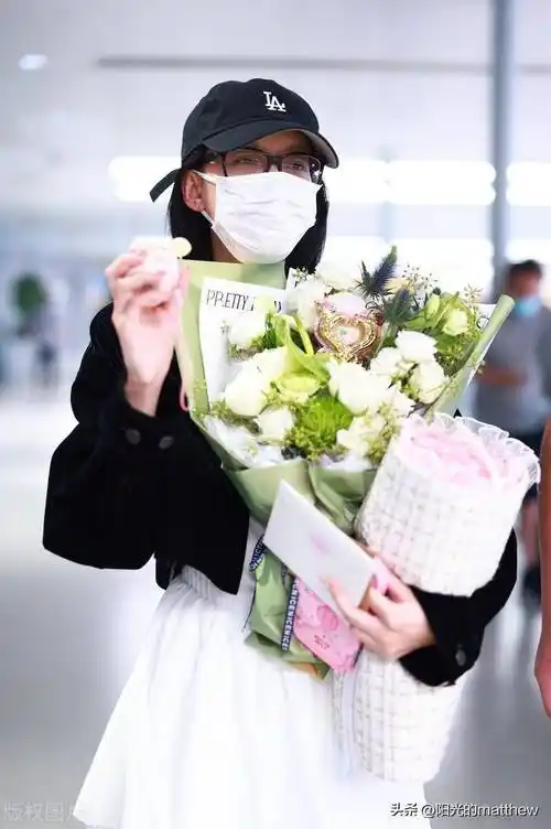 孙怡现身上海机场,手捧花笑容甜美