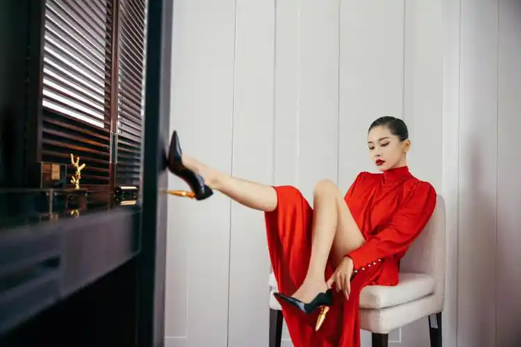 王子文黑色高跟鞋