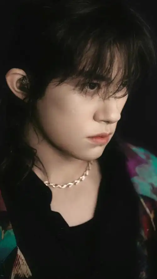 易烊千玺狼尾头真的会让人入迷啊各种发型的千玺,野性帅气vs可爱甜玺