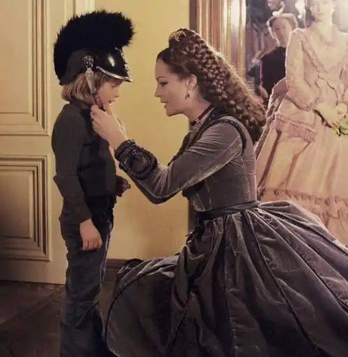 《茜茜公主》背后:罗密不愿意拍后两部,超6公斤的假发让她头疼_头发