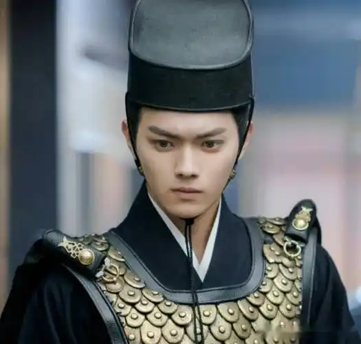 许凯在《凤囚凰》饰演的是容止的侍卫沈遇,是一个反派角色,虽然他一直