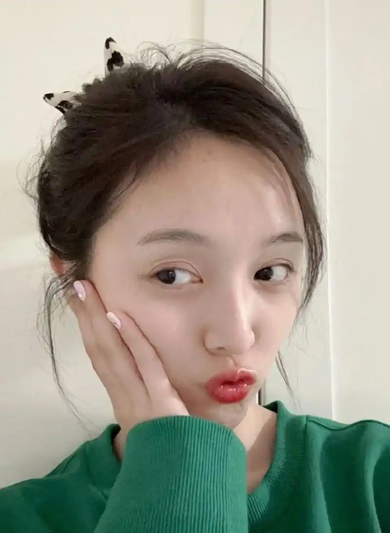 吴宣仪素颜自拍照,是肉眼可见的上镜,皮肤十分水灵[送花花]看上去蛮