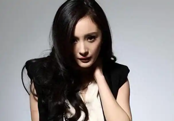 杨幂真面目曝光这还是当初那个谁红和谁玩的杨幂吗